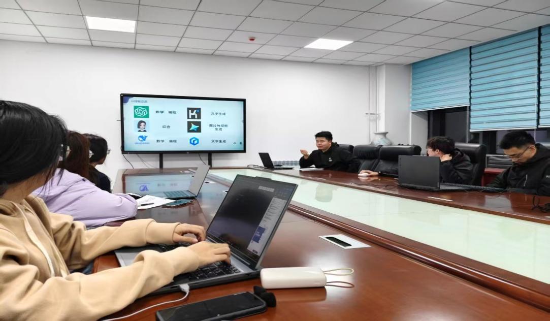 提升數(shù)字素養(yǎng)，賦能職業(yè)未來(lái)——機(jī)械工程學(xué)院就業(yè)委員會(huì)開(kāi)展辦公技能與AI應(yīng)用專項(xiàng)培訓(xùn)